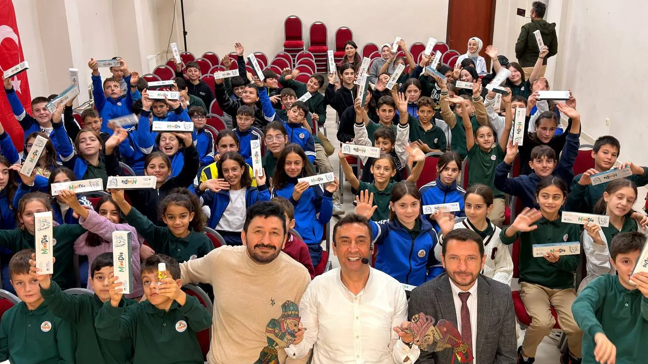 Minik öğrenciler “Bir Hikaye Bin Neşe” programıyla doyasıya eğlendi