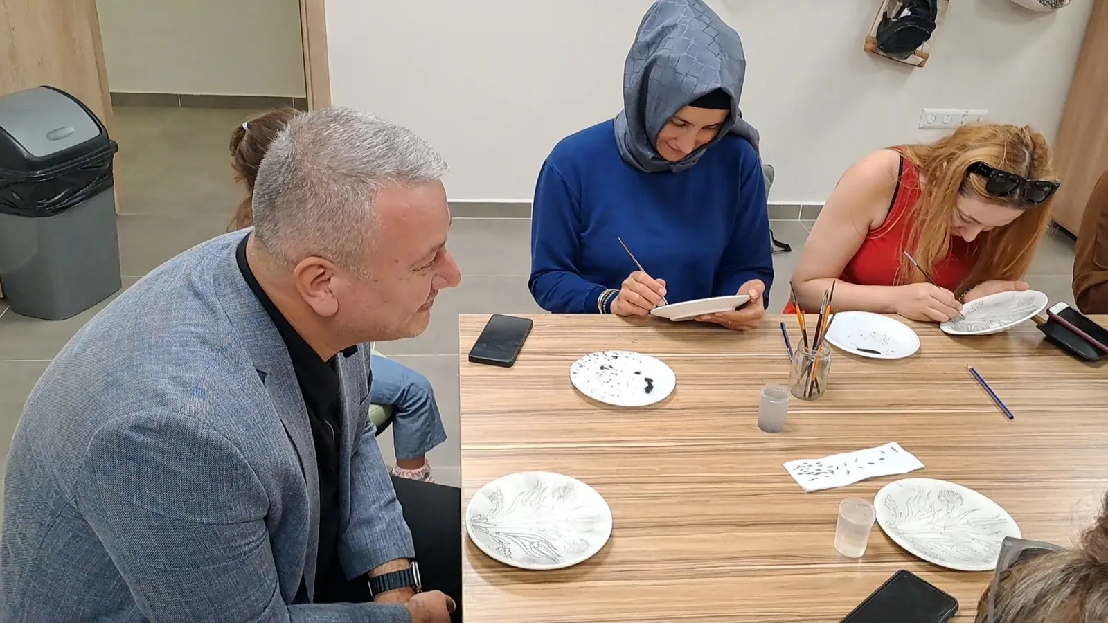Bu kursta Çini Sanatının inceliklerini öğreniyorlar