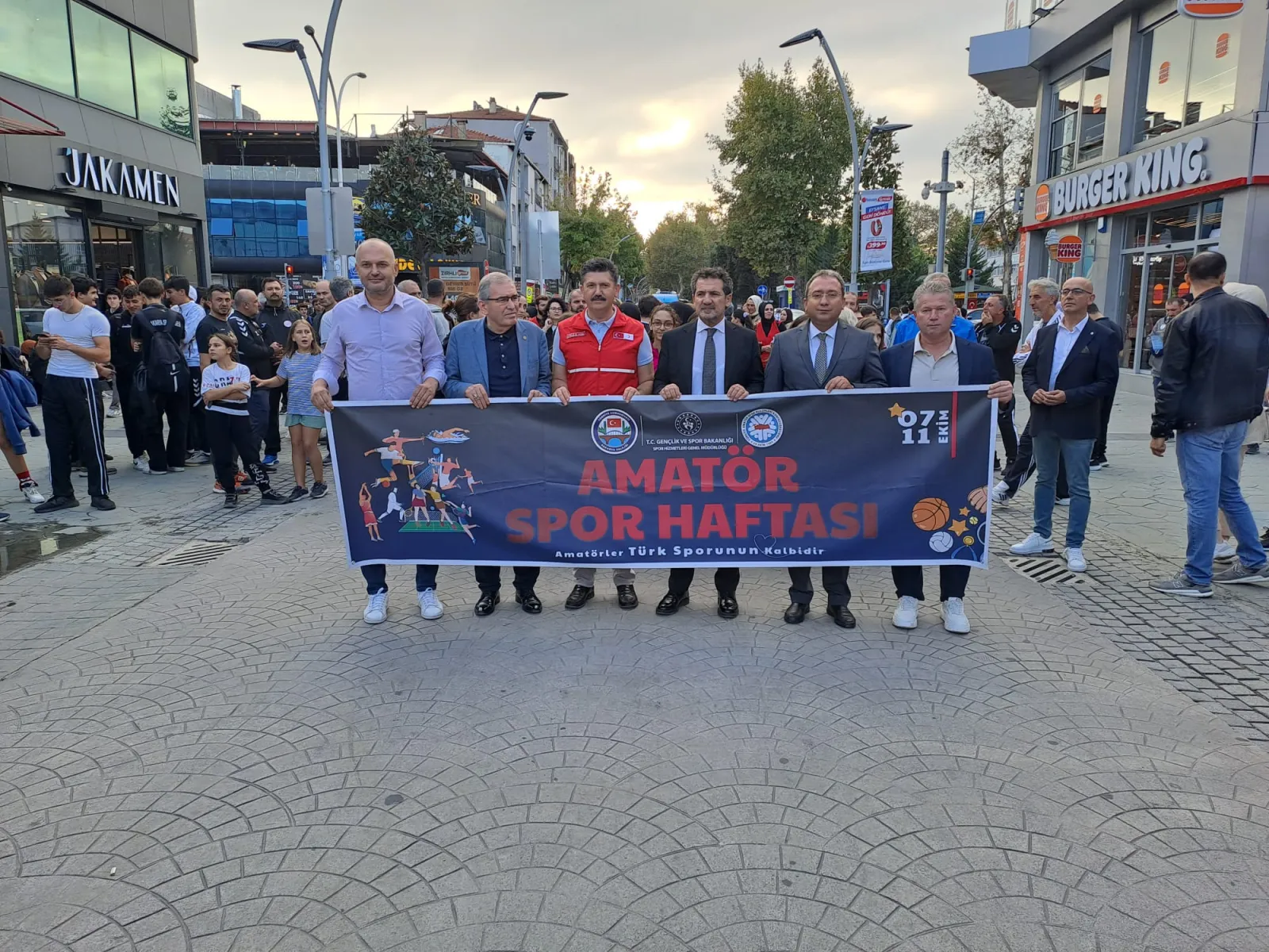 Sakarya’da Amatör Spor Haftası Yürüyüşüne Kızılay’da katıldı.