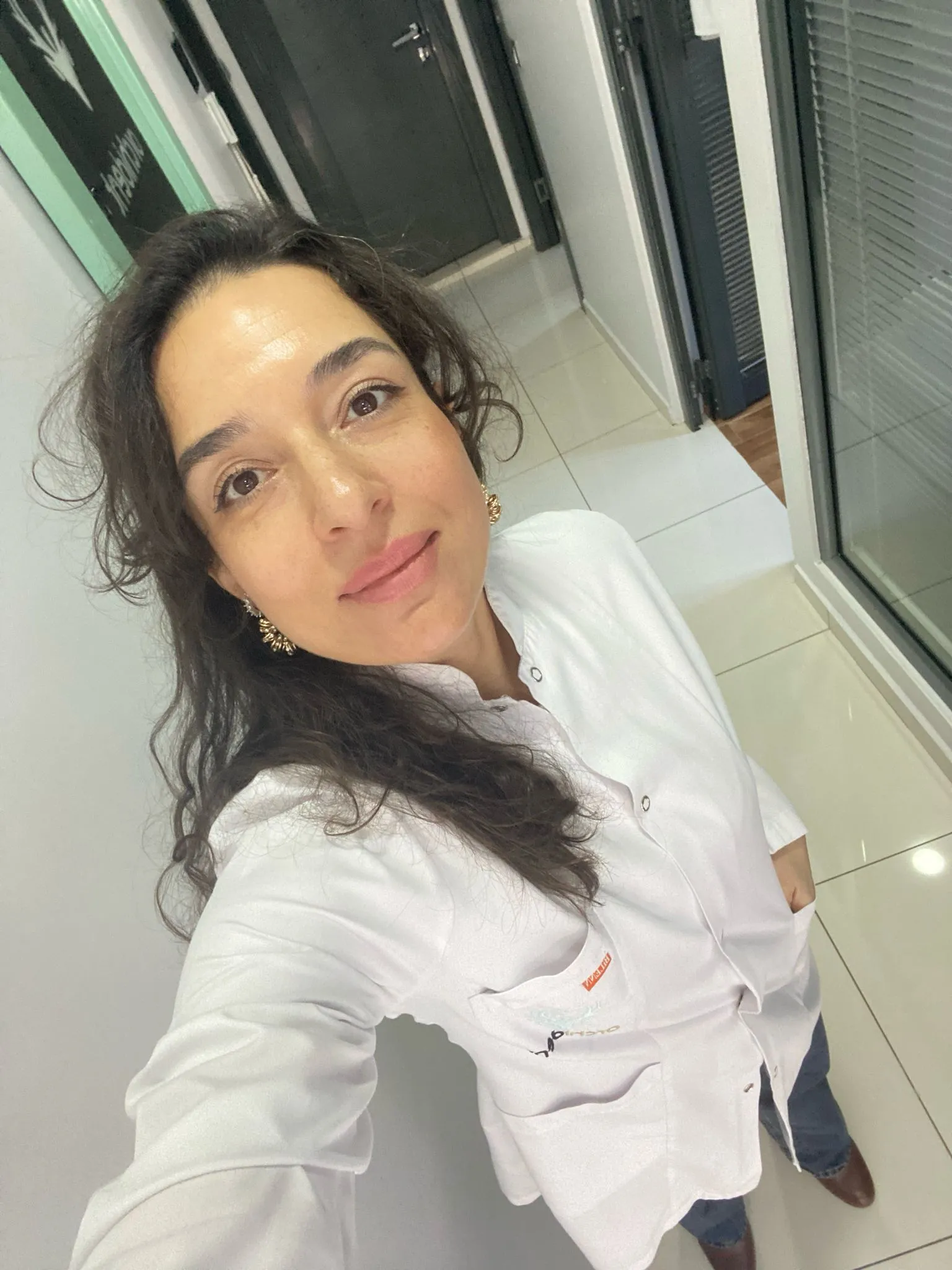 Derya Emir: Gülüşlerin Mimarı