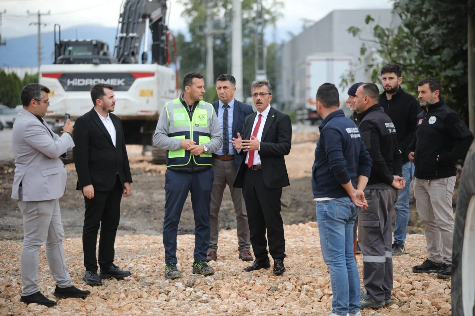 ERENLER DE ÇALIŞMALAR HIZ KESMİYOR:YIL SONUNA KADAR 30 BİN TON ASFALT ATILACAK