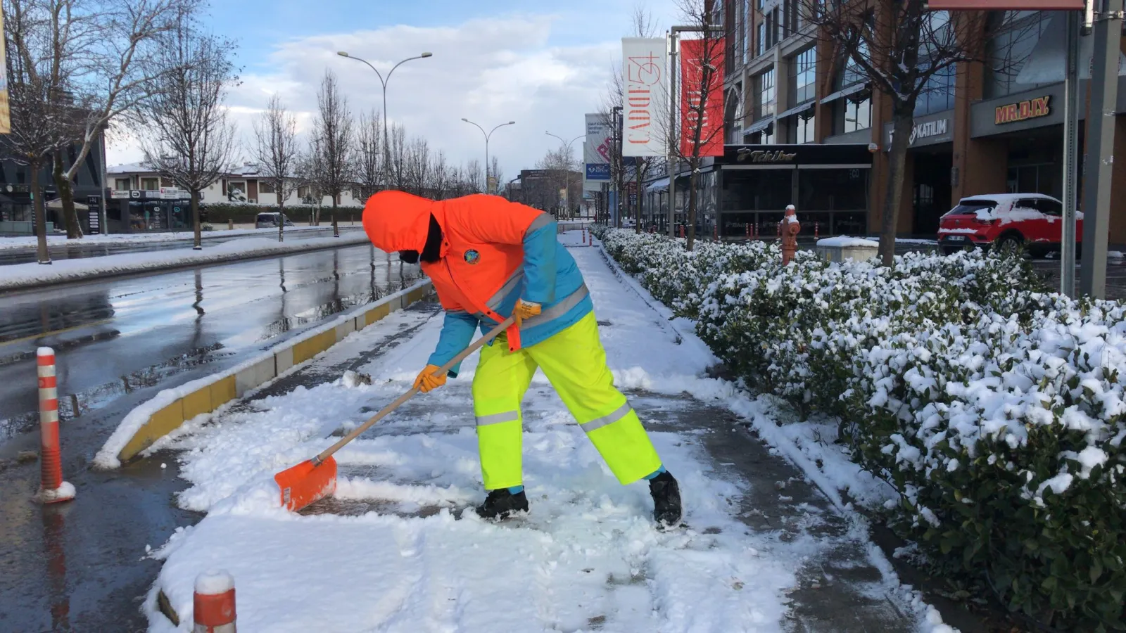 Serdivan’da Kar Mesaisi: Ekipler 7/24 Teyakkuzda