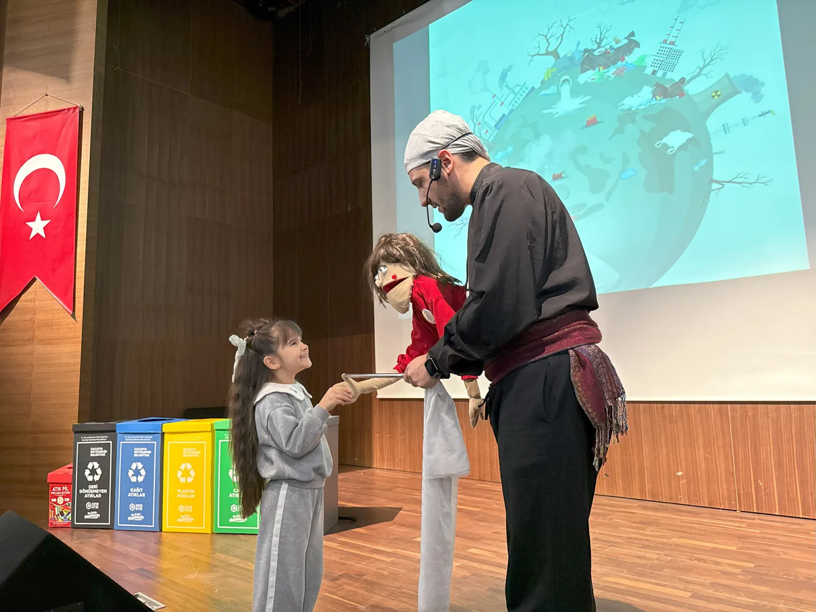 “Akça” çocuk tiyatrosu 16 ilçede miniklerle buluştu