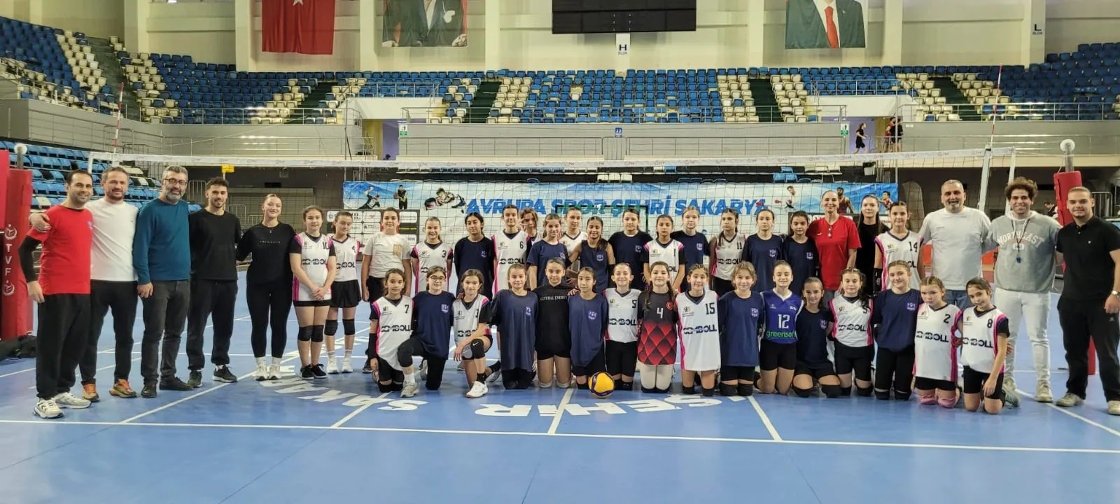 Genç Voleybolcuların Mücadelesi Alkış Topladı