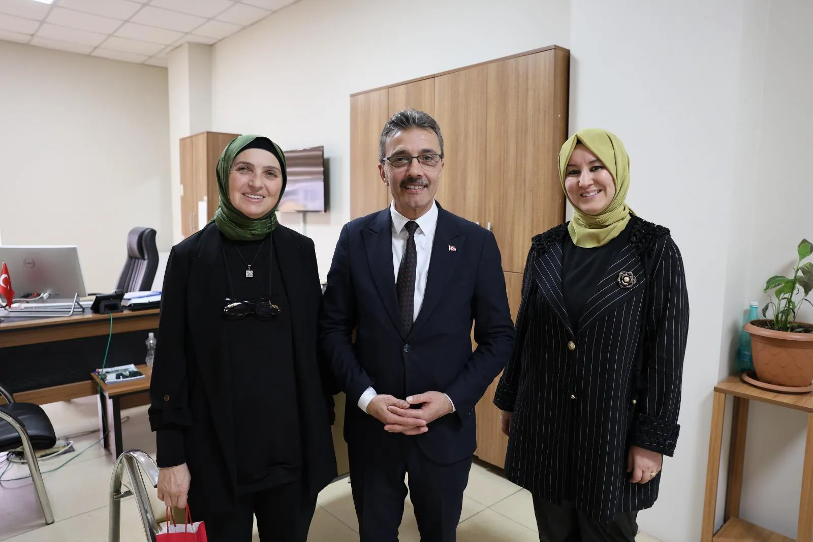 BAŞKAN ŞENOL DİNÇ 8 MART DÜNYA KADINLAR GÜNÜ KAPSAMINDA ÇALIŞMA ARKADAŞLARINI UNUTMADI