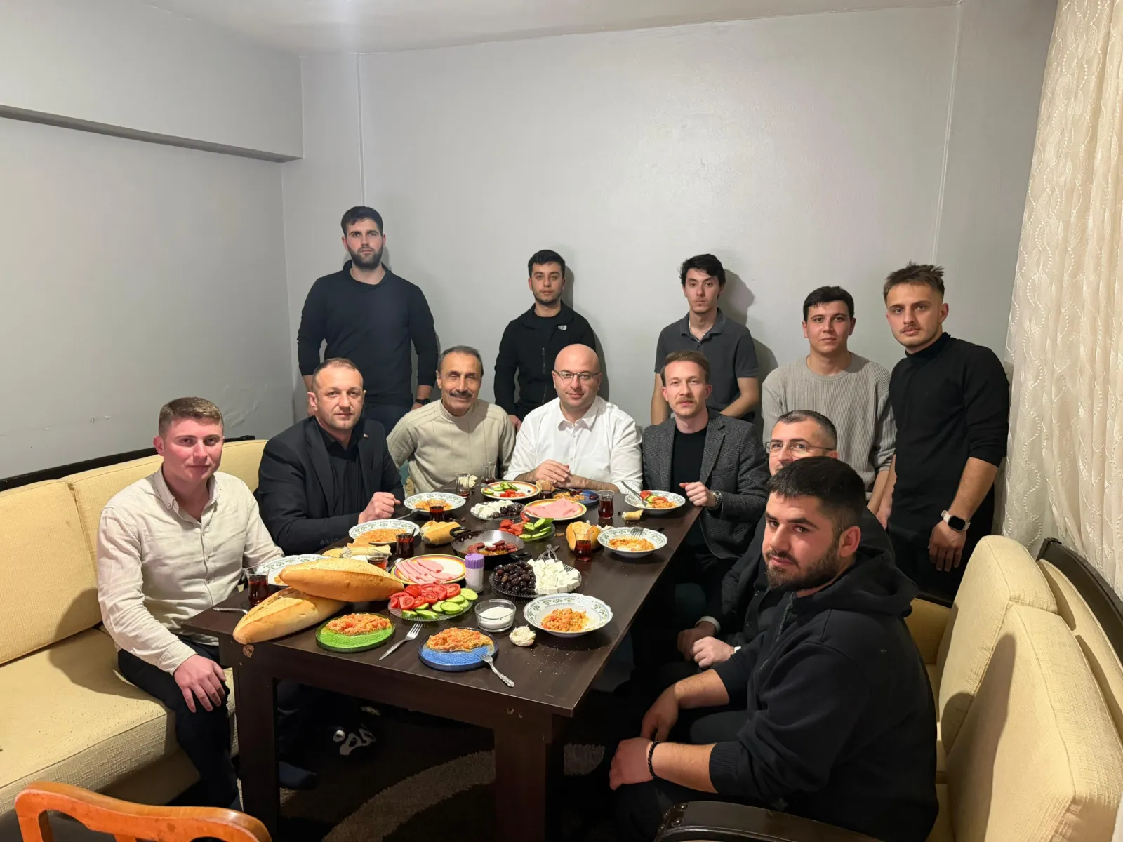 AŞKAN ALKAŞ MUTFAĞA GİRDİ, GENÇLERLE SAHUR YAPTI: “ÖĞRENCİ EVİ HAYATIN ÜNİVERSİTESİDİR”