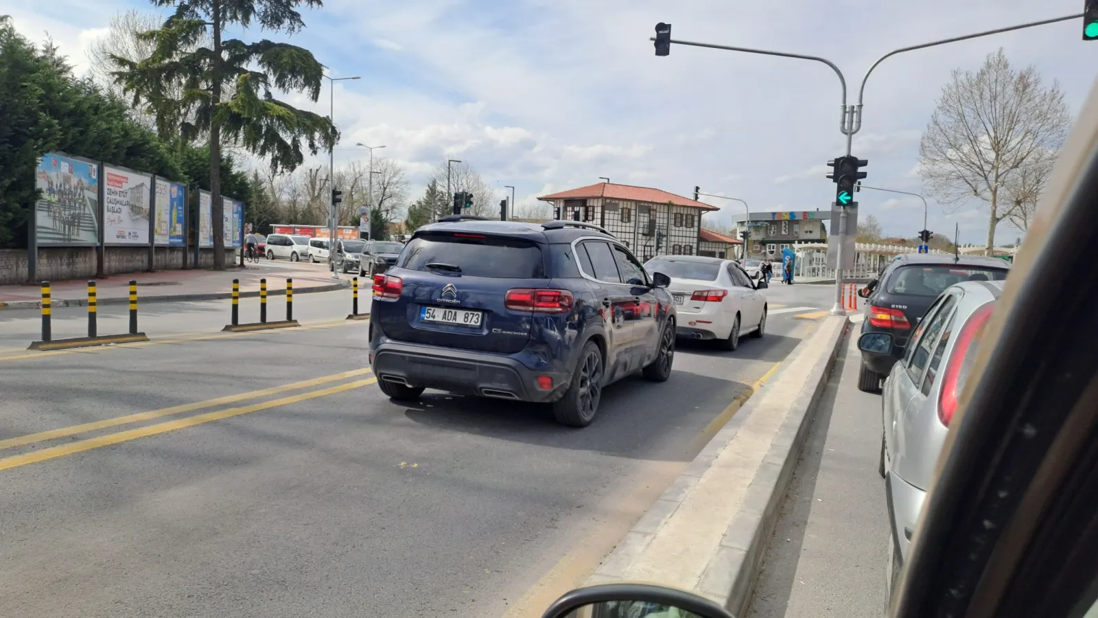 Metrobüs Yolunu İhlal Eden Sürücülere Tepki: ‘Dakikalarca Bekliyoruz, Onlar Öne Geçiyor!’”