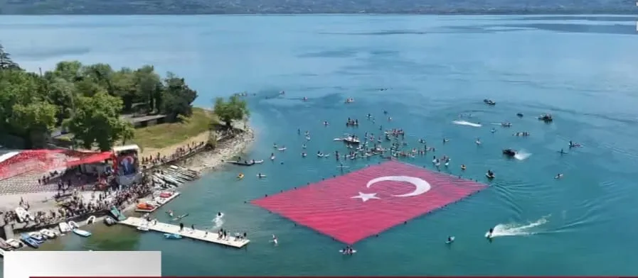 Sapanca Gölü’nde 1923 Metrekarelik Dev Bayrak Açıldı