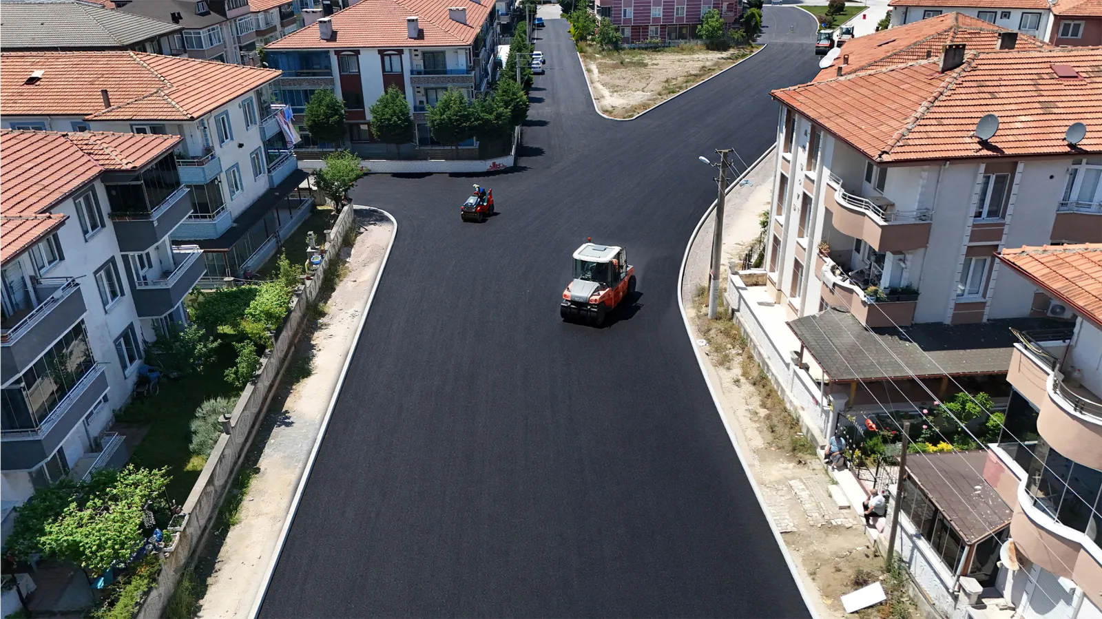 Büyükşehir Karasu’da sahil trafiğini rahatlatacak caddede asfalt çalışmalarına başladı