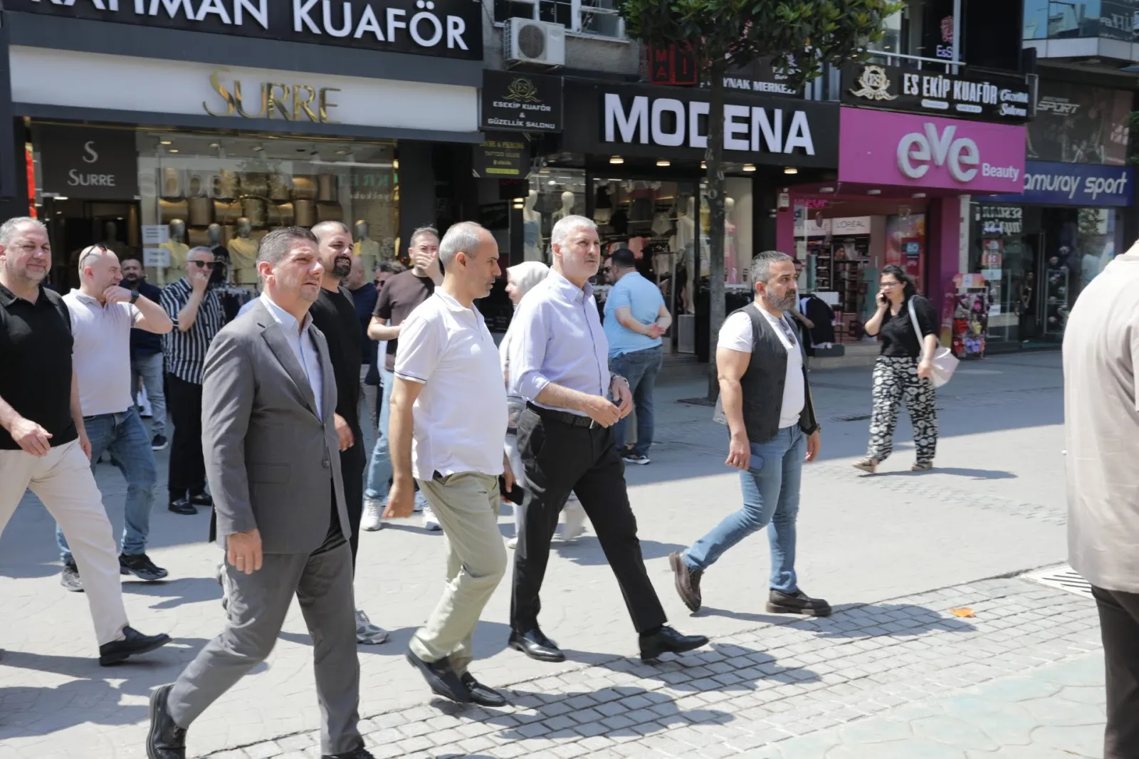 Başkan Altuğ, Çark Caddesi Ticaret Erbaplarıyla Bir Araya Geldi