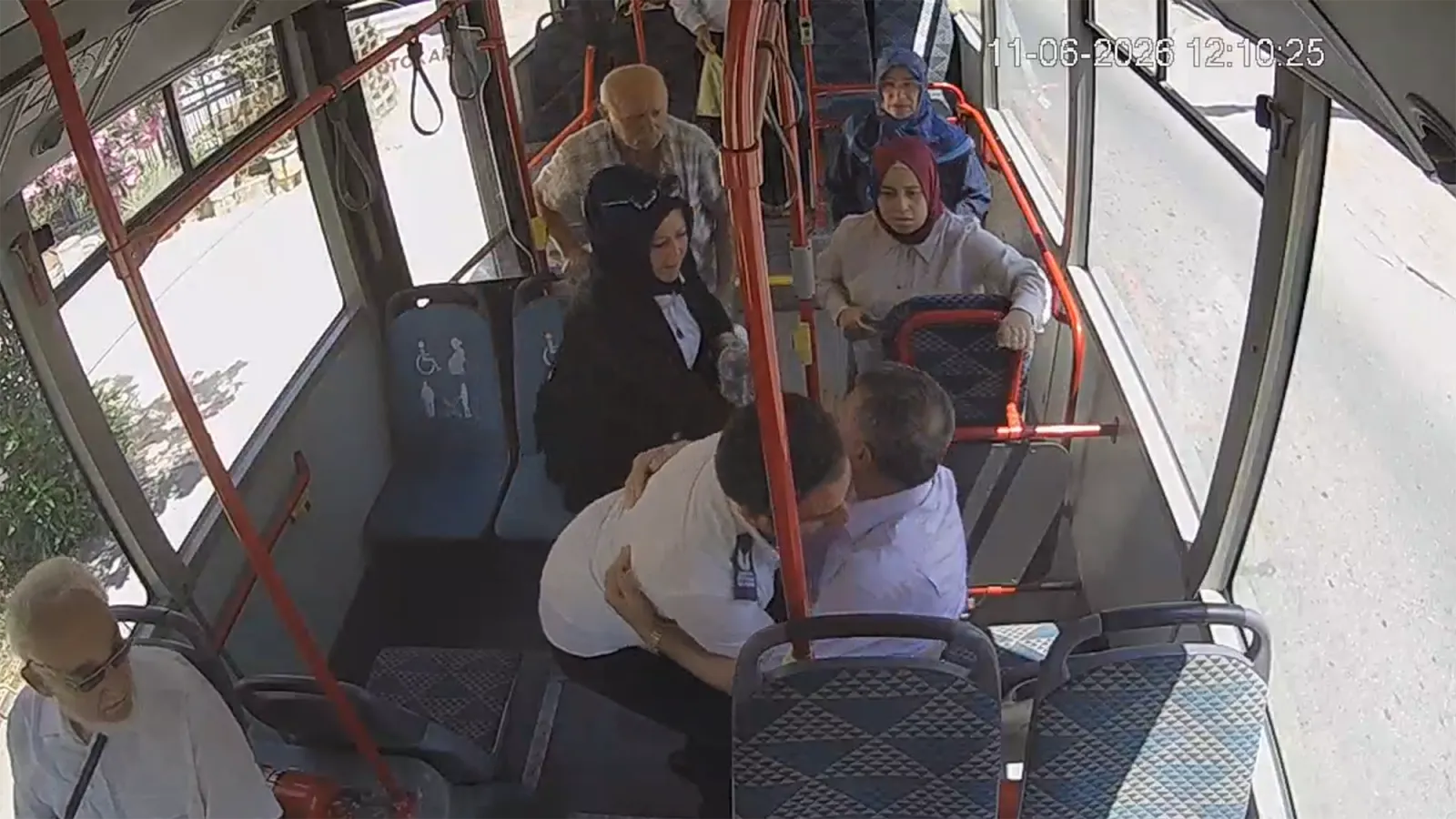 Büyükşehir’in otobüsünde bir manevrayla bir hayat kurtuldu: Kamera saniye saniye kaydetti…