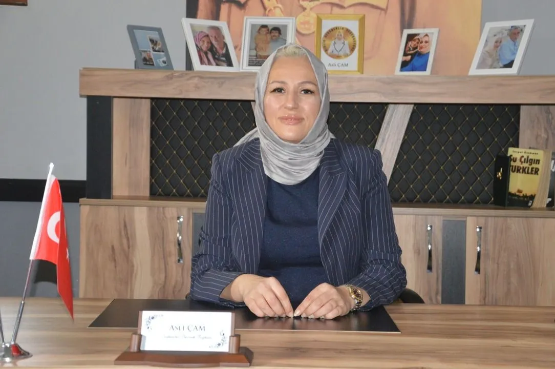 ENGELLİLER VE YARDIMLAŞMA DERNEĞİ BAŞKANI ASLI ÇAM’DAN BABALAR GÜNÜ MESAJI