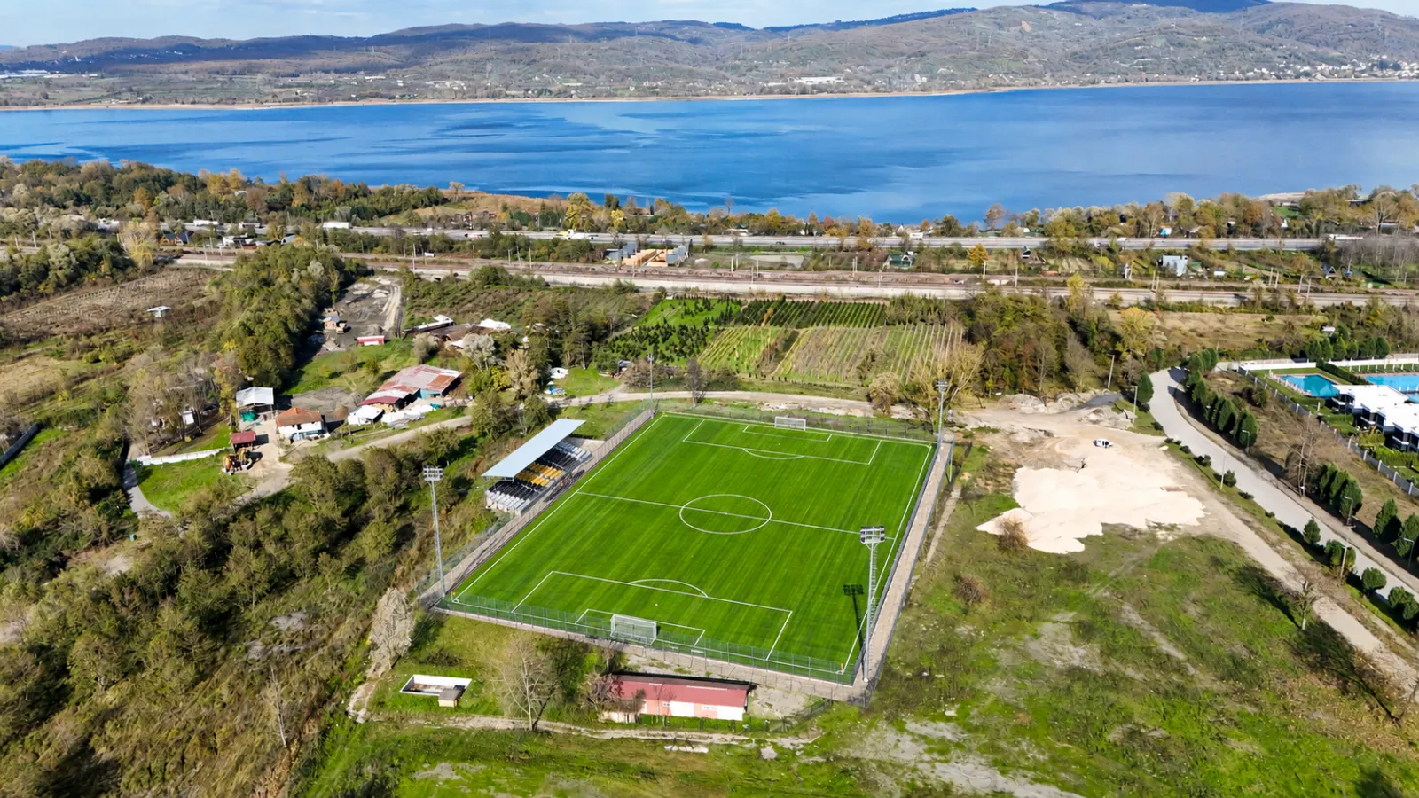 Başkan Alemdar’dan Sapanca’ya bir müjde daha: Kurtköy’e FIFA standartlarında futbol sahası inşa edilecek