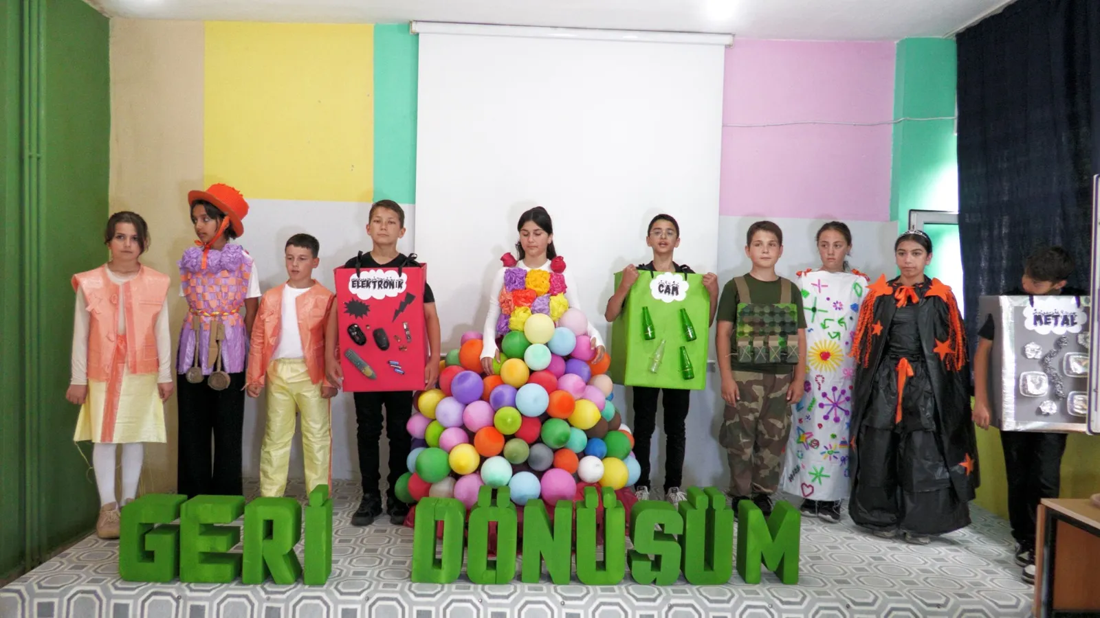Atıklar Sahnede Hayat Buldu: Öğrencilerden Geri Dönüşümle Tiyatro Kostümleri