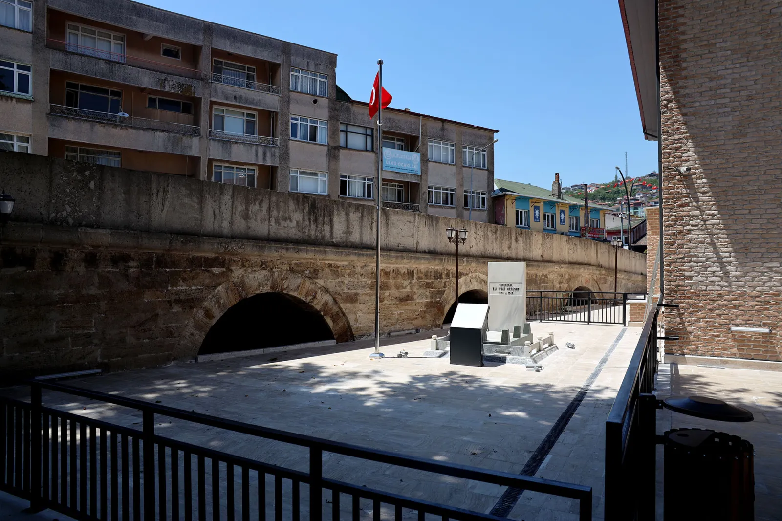 Yusuf Alemdar sözünü mecliste vermişti; Alifuatpaşa Merkez Camii’nin çevresi yepyeni bir görünüme kavuştu