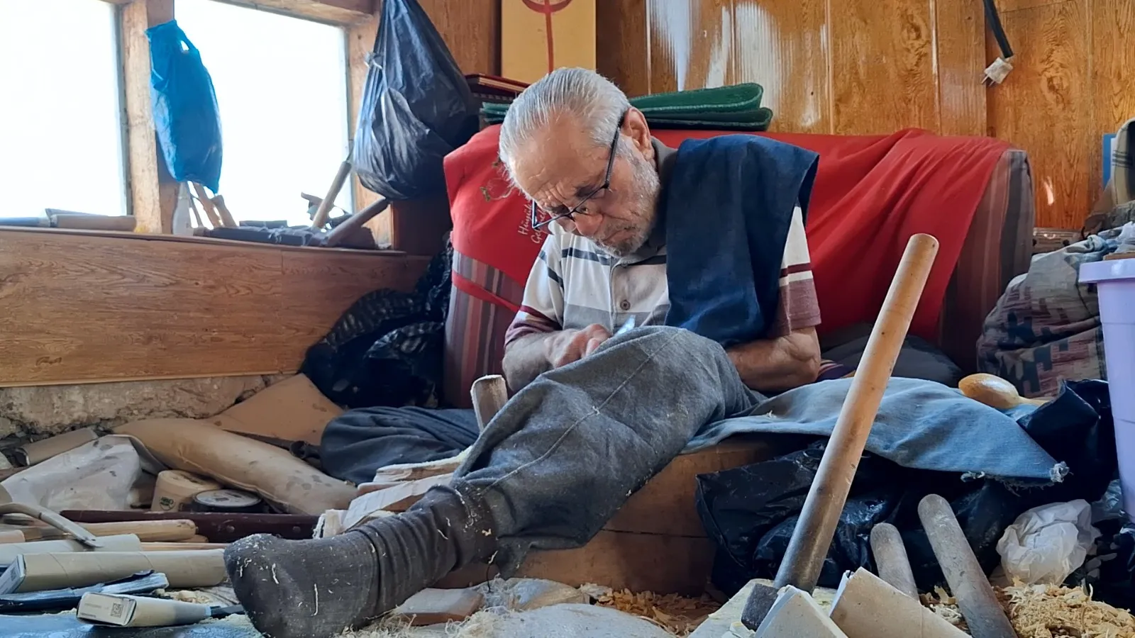 70 yıldır ahşaba hayat veriyor, Taraklı’nın asırlık geleneğini tek başına yaşatıyor