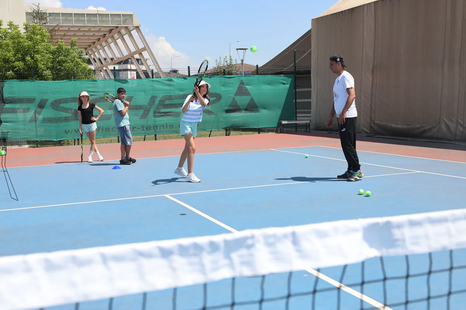 Yaz Tenis Kursu’na yoğun ilgi: Çocuklar yaz tatilinde kortlarda buluştu