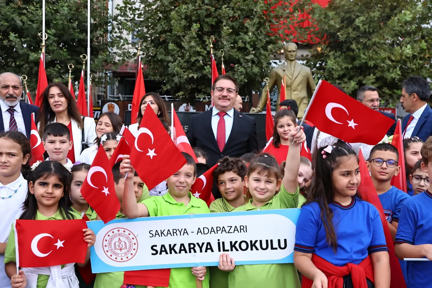 SAKARYA’DA İLKÖĞRETİM HAFTASI ÇELENK SUNMA PROGRAMI GERÇEKLEŞTİRİLDİ