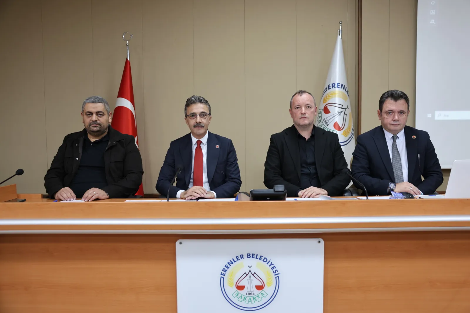 BAŞKAN ŞENOL DİNÇ, “ERENLER’E 12 YENİMODERN SPOR TESİSİ ÇOK YAKIŞACAK”