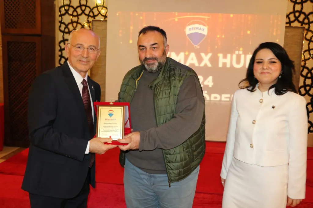 REMAX-Hür’den Bayri ve Candan’a Teşekkür Plaketi