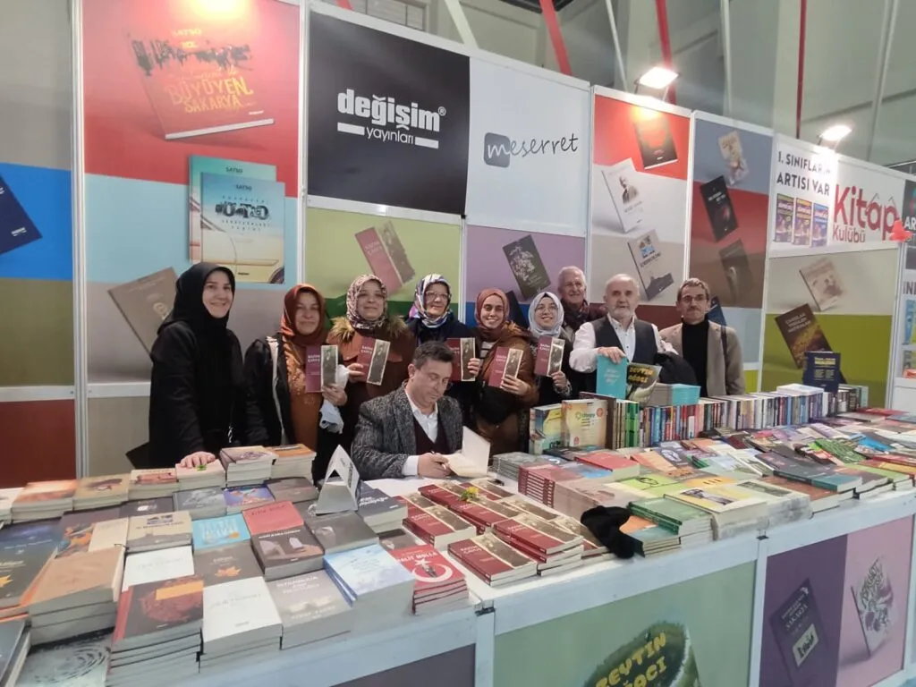Abdulkadir Şen okurlarıyla buluştu; Serdivan Kitap Fuarı’nda imza günü yoğun ilgi gördü