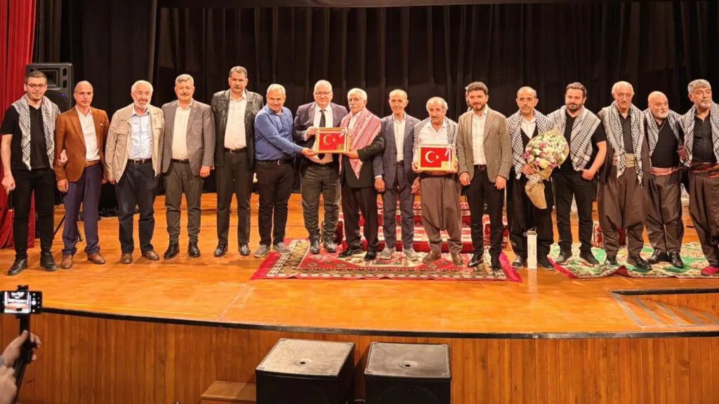 Sakarya Büyükşehir Belediyesi’nden kültür dolu gece; Sakarya Gaziantepliler Derneği’nin katkılarıyla Anadolu Kültür Buluşması’nda sıra gecesi coşkusu yaşandı