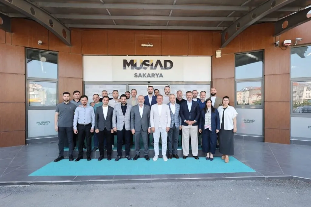 Adapazarı Belediye Başkanı Mutlu Işıksu, MÜSİAD Sakarya Şubesi’nde iş dünyasıyla buluştu