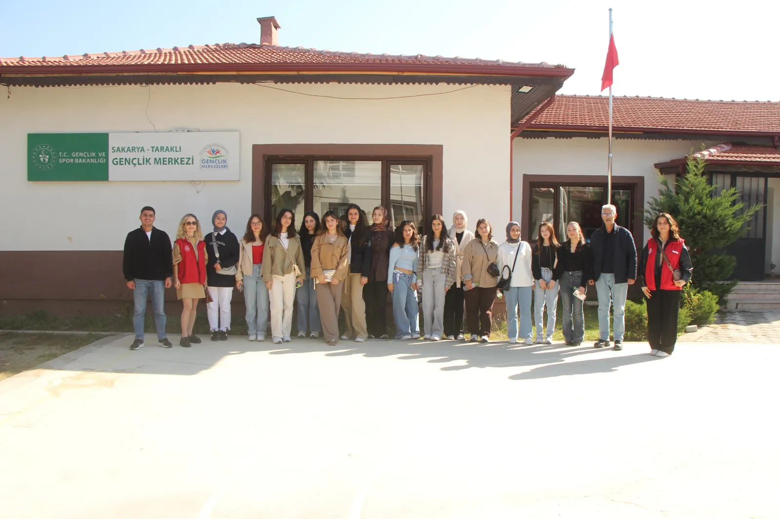 Akyazı Gençlik Merkezi’nin Sağlıkçı Gençleri Taraklı’yı Keşfetti: Tarih, Doğa ve Yöresel Lezzetler Bir Arada