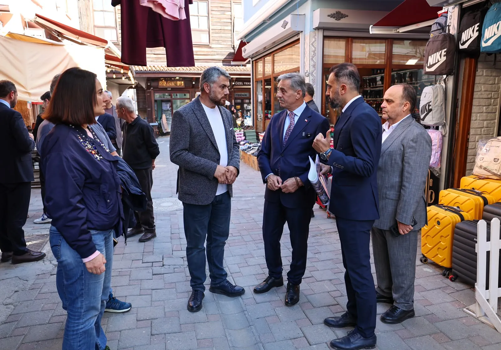 Başkan Alemdar, çalışmaları inceledi, esnaf ve vatandaşlarla buluştu