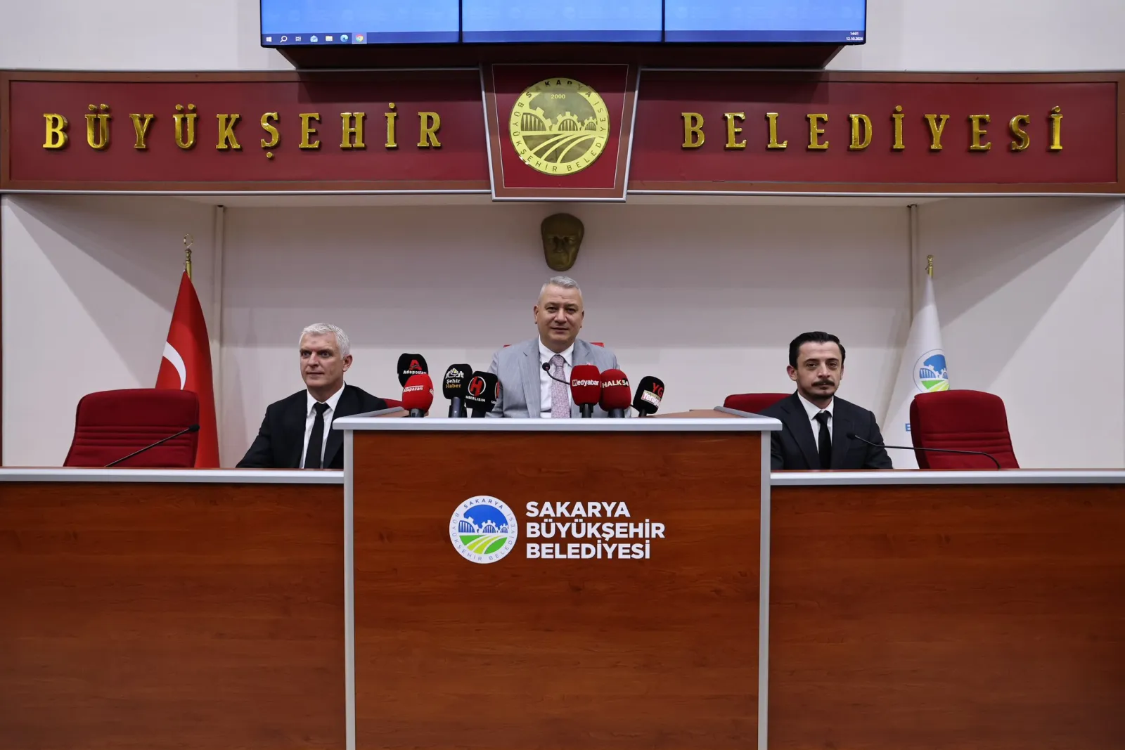 Büyükşehir Meclisi’nde tarihi karar: 153 kırmızı dolmuş taksiye dönüşüyor