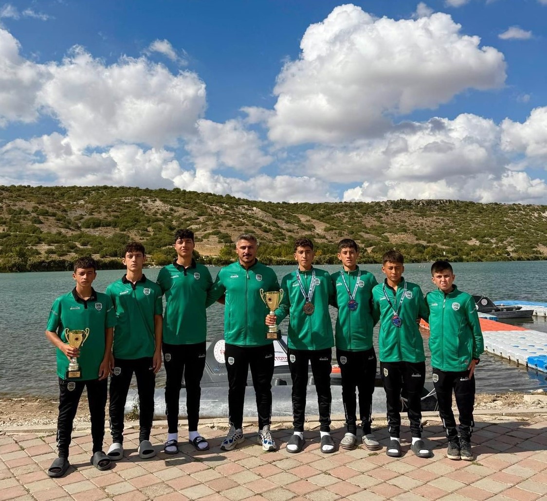 Büyükşehir sporcuları Eskişehir’deikincilik kupasını kaldırdı