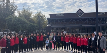 BASKAN-SENOL-DINC-SAKARYA-KADIN-FUTBOL-KULUBU-ILE-BIR-ARAYA-GELDI-2