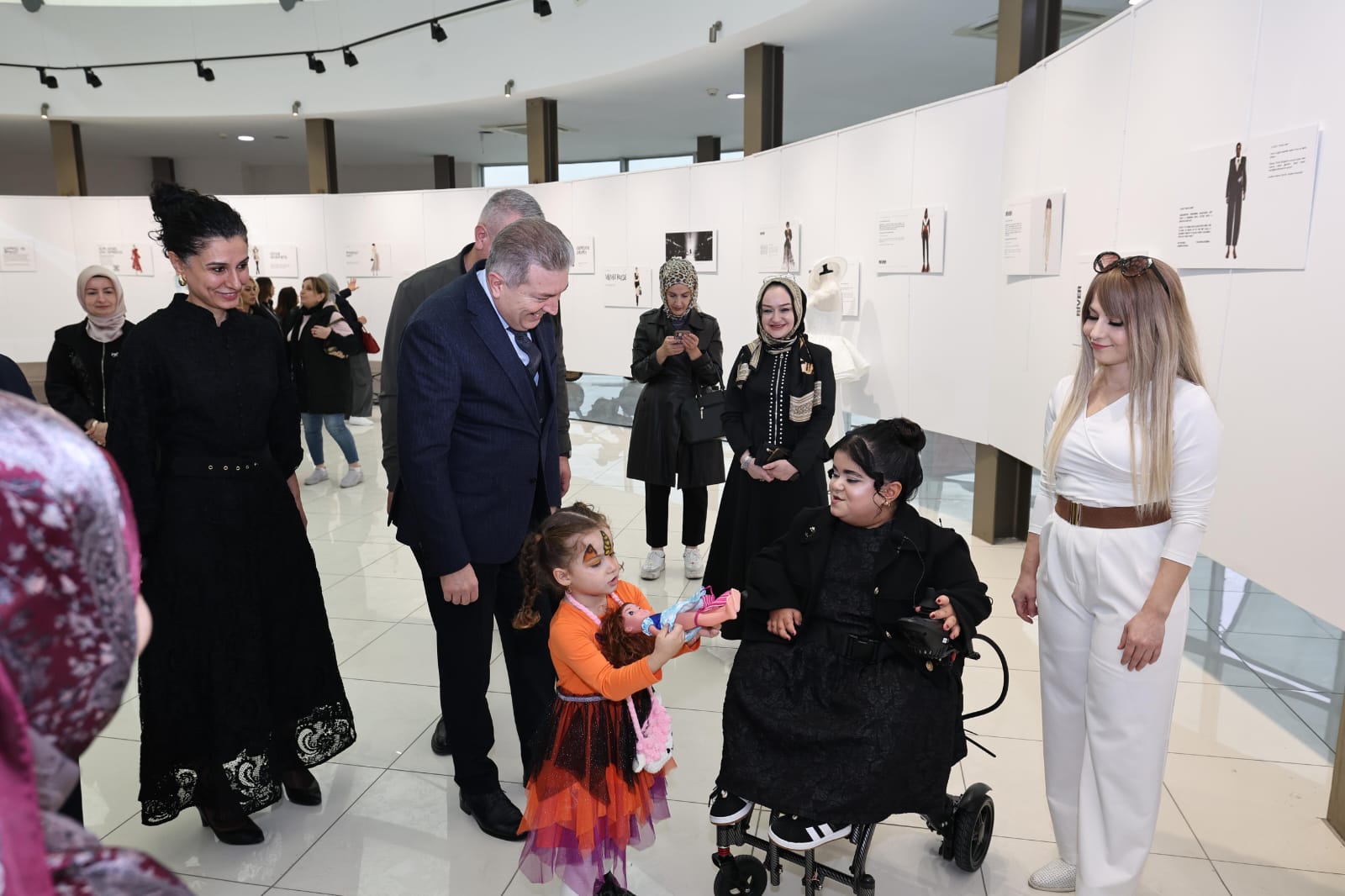 Irmak Can Kaydı’dan ilk moda sergisi: “Bir Hayalin Kıyısında” sanatseverlerle buluştu