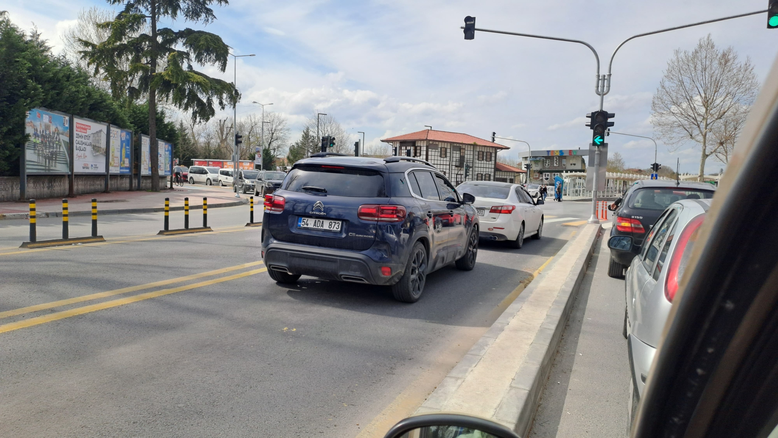Metrobüs Yolunu İhlal Eden Sürücülere Tepki: ‘Dakikalarca Bekliyoruz, Onlar Öne Geçiyor!’”