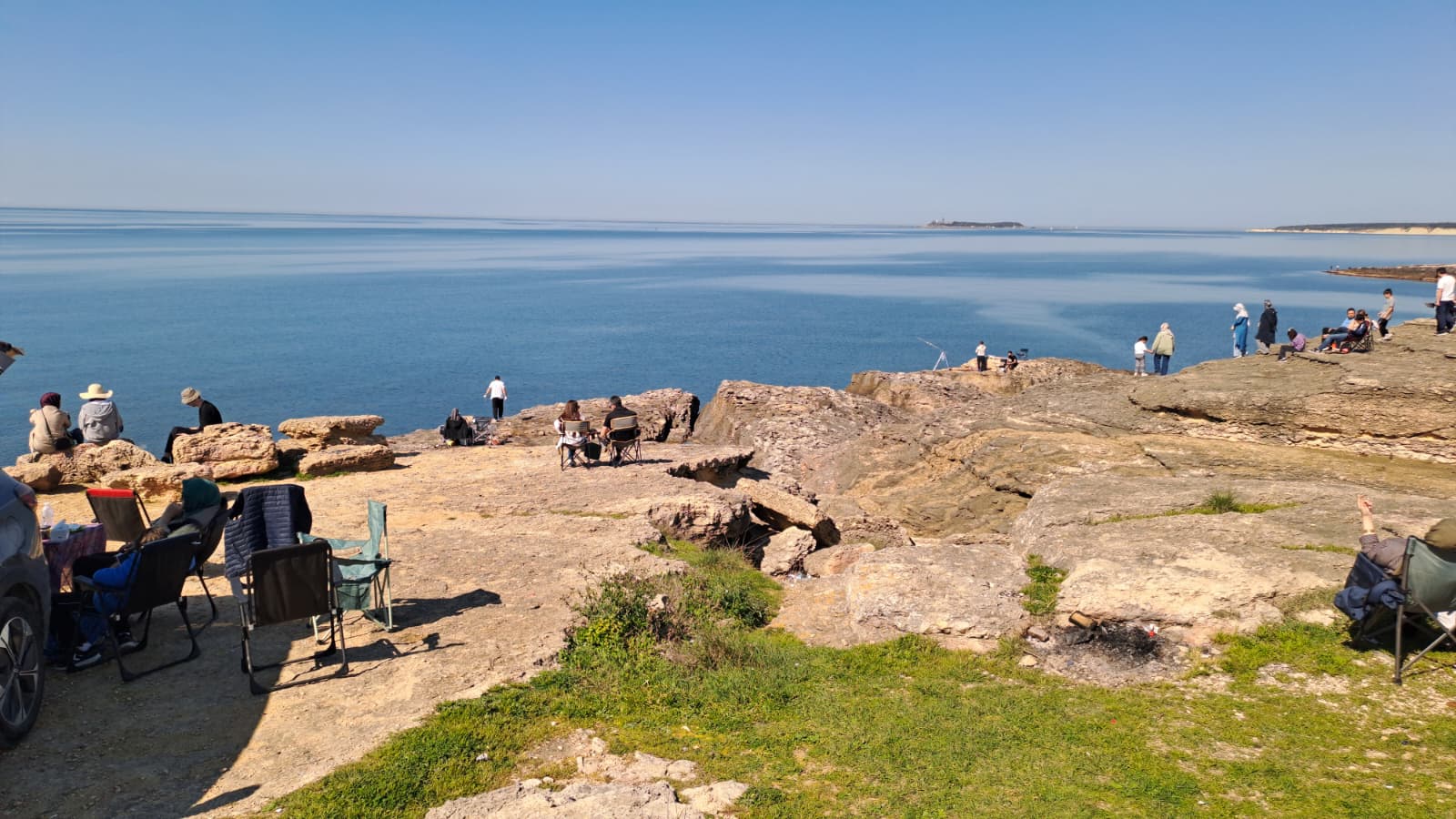 Sakaryalılar Pembe Kayalıklara Akın Etti: Cebeci Sahili’nde Yazdan Kalma Gün
