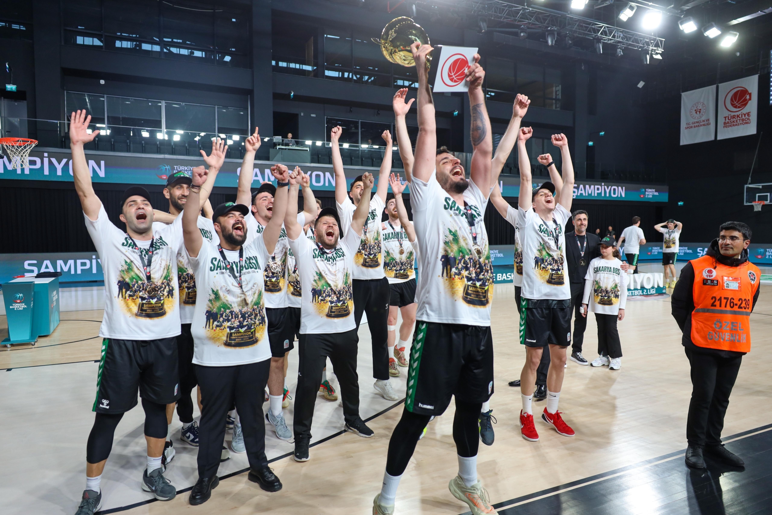 Play-Off Finalini İstanbul’da kazandılar 88-85:Şampiyon Büyükşehir Basketbol!